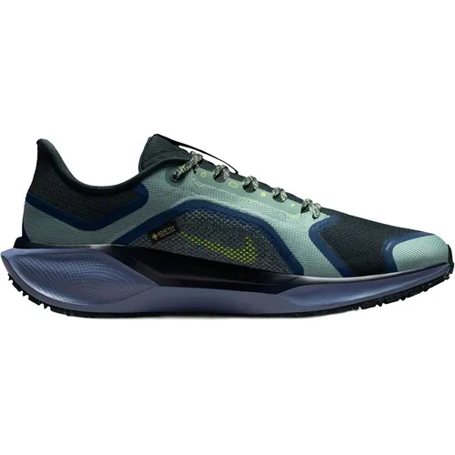 Nike Pegasus 41 Gtx - Wasserdichter Laufschuh in Grün - Der Nike Pegasus 41 Gtx ist ideal für jeden Lauf. Mit wasserdichtem Obermaterial und atmungsaktivem Mesh sorgt er für Komfort und trockene Füße. Die innovative Zwischensohle bietet eine spürbare Energierückgabe und ein dynamisches Laufgefühl.