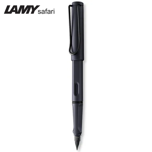 Lamy safari steel black Füller - Ergonomischer Füllhalter mit polierter Stahlfeder M - KULTIGER FÜLLHALTER: Der LAMY safari vereint zeitloses Design mit Funktionalität. Ergonomische Griffe und austauschbare Federbreiten bieten Komfort für jeden Schreibstil. Inklusive blauer Tintenpatrone für sofortigen Einsatz.