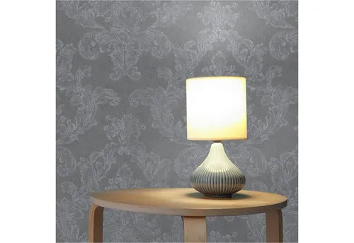 Tadessi Vliestapete Barock Giulia M1-No.2144 - Moderne Barocktapete in Grau und Weiß, einfach zu verarbeiten und ideal für individuelle Raumgestaltungen.