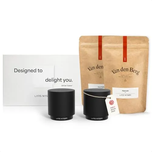 LARS NYSØM Geschenkset mit Salz und Pfefferstreuer - Küchenhelfer in eleganter Geschenkbox, inklusive feinstem Alpensalz und Brasil Pfeffer – das perfekte Geschenk für Feinschmecker!