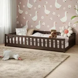 Kids Collective Kinderbett Bodenbett 140x200 cm mit Rausfallschutz - Dunkelbraun - Modernes Bodenbett mit durchdachtem Rausfallschutz für sicheren Schlaf. Ideal für den Übergang zum eigenen Bett, ermöglicht es Kindern selbstständig ein- und auszusteigen. Hergestellt aus Kiefernholz, überzeugt es durch Stabilität und zeitloses Design.