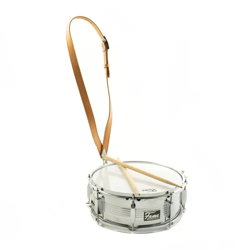 Fame FSMAR-65 Marching Snare Drum, 14"x6.5" - Hochwertige Marschtrommel - Snaredrums, robuste Stahlkessel für klaren Sound und hohe Lautstärke, inklusive Tragegurt und Marching Sticks für sofortige Performances.