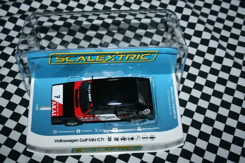 Scalextric C4520 VW Golf MK1 GTI Akai 1:32 - Scalextric Slotcar im Maßstab 1:32, mit Front- und Rücklicht für realistische Rennerlebnisse, ideal für Slotcar-Enthusiasten und Sammler.