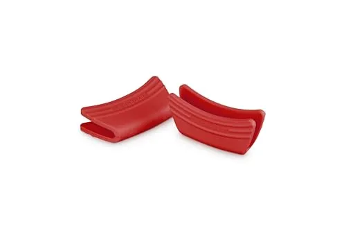 Le Creuset Küchenhandschuhe kirschrot aus Silikon 2 St. - Zubehör für Töpfe & Pfannen – Diese Silikonhandschuhe bieten perfekten Halt und Schutz beim Kochen mit Gusseisen-Töpfen von Le Creuset. Set mit 2 stilvollen Handschuhen.