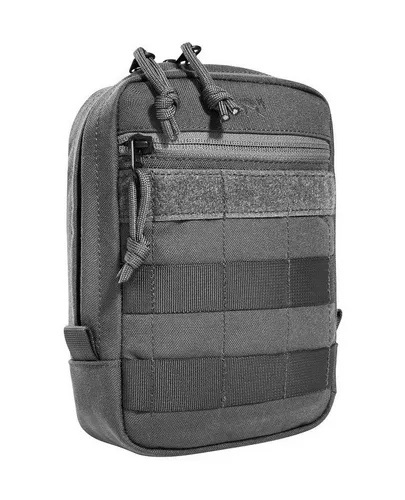 Tasmanian Tiger Taschenorganizer TT Tac Pouch 5 Titangrau - Praktische Zubehörtasche in urbanem Grau für schnellen Zugriff. Mit weit zu öffnendem Reißverschluss und M.O.L.L.E-Druckknopf-System. Perfekt zur Organisation im Alltag oder für den urbanen Einsatz.