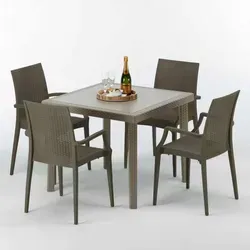 Polyrattan Tisch Quadratisch 90x90 mit 4 Bunten Stühlen - Beige Elegance - Elegantes Set aus quadratischem Polyrattan Tisch und 4 bunten Stühlen. Ideal für Cafés und Restaurants. Robuste und wetterfeste Möbel für den Außenbereich, stapelbar und platzsparend. Perfekt für gewerbliche Nutzung!