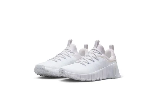 Nike FREE METCON 6 Damen Fitnessschuhe in Weiß-Platin, Größe 42 - Atmungsaktive Fitnessschuhe mit elastischem Obermaterial und Flywire-Fasern für optimalen Halt; ideal für vielseitige Workouts und maximale Bewegungsfreiheit.