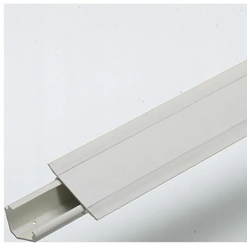 Gewiss NP42502 Eckkanal 30x50x2000mm, reinweiß - Aufboden- & Sockelleistenkanäle mit integrierten Weichlippen zur Schmutzabwehr und optimalen Anpassung an Unebenheiten.
