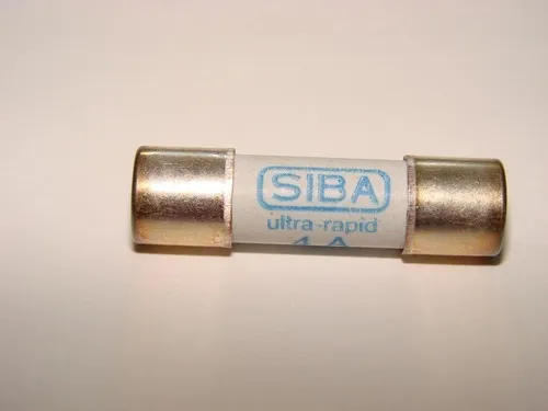 Siba Kapselsicherung 5017906.6 - Zylindrische Kapselsicherung URZ 6A gR 690/700V, ideal für zuverlässigen Schutz in elektrischen Anlagen. Größe: 10x38 mm, Bemessungsstrom: 6 A.