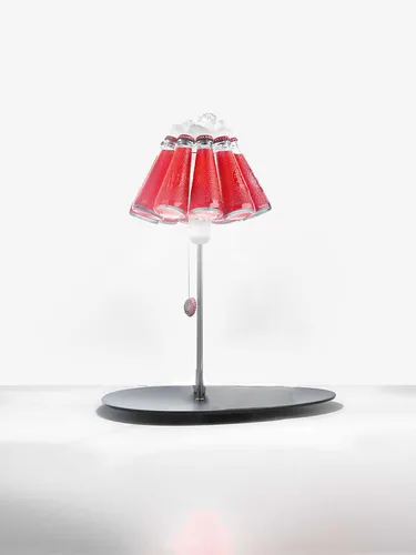 Ingo Maurer Tischleuchte CAMPARIBAR 1365000 - Tischleuchte im italienischen Design mit abnehmbaren Campari-Flaschen und Glas-Eiswürfeln für beeindruckende Lichtreflexionen. Ideal für gemütliche Abende.