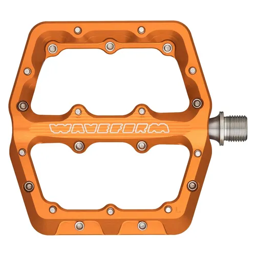 Wolf Tooth Waveform Pedals Large – Plattform-Pedal in Orange - Robuste Wolf Tooth Waveform Pedals in großer Ausführung, ideal für jeden Fahrradfahrer. Mit rutschfester Oberfläche für optimalen Halt und Kontrolle beim Fahren.
