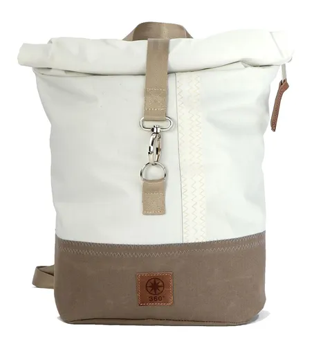 Rucksack Möwe aus recyceltem Segeltuch in Weiß-Taupe - Stylischer Wickelrucksack mit praktischem Aufwickeltop, ideal für elegantes Reisen und Alltag. Aus recyceltem Dacron Segeltuch, bietet er 10 Liter Stauraum und verstellbare Tragegurte.