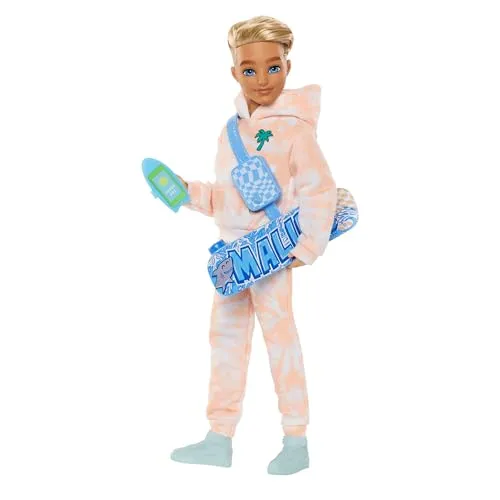 Barbie Dream Besties Ken-Puppe mit Skateboard und Sommer-Accessoires - Bewegliche Ken-Puppe mit 9 coolen Sommer-Accessoires, ideal für kreative Rollenspiele und um die Umwelt zu fördern. Perfekt für Kinder ab 4 Jahren!
