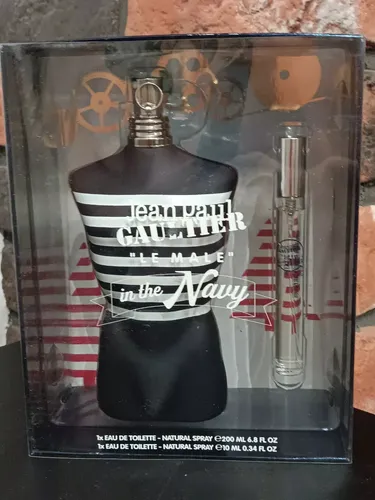 Jean Paul Gaultier Le Male In The Navy EDT 200 ml + 10 ml Set - Entdecken Sie das Jean Paul Gaultier Le Male In The Navy Set: 200 ml EDT und 10 ml Miniatur. Ein frischer, maritimer Duft mit süßen Vanille- und Amber-Noten. Ideal für jeden Anlass.
