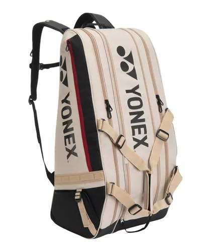Yonex Backpack Racketbag 9R Gearlogic Beige - Geräumige Tennistasche für bis zu 9 Schläger mit 3 Fächern und einem speziellen Schuhfach. Verstellbarer Schultergurt für optimalen Tragekomfort. Maße: 76 x 36 x 33 cm.