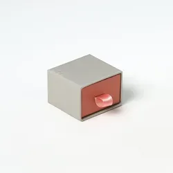 CHRIST Paar Ohrstecker - Elegante Ohrstecker aus vergoldetem Sterlingsilber mit grünen Glassteinen, ideal für stilvolle Akzente bei jedem Anlass.