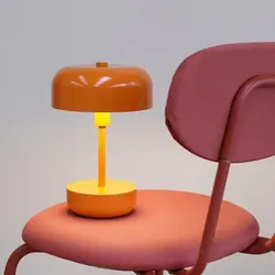 DybergLarsen Haipot LED Portable Tischleuchte Orange - Tischleuchte mit kabellosem Design, ideal für gemütliche Abende drinnen und draußen. Teil der stilvollen Haipot-Serie, bietet sie blendfreies Licht durch den mattierten Glasschirm.