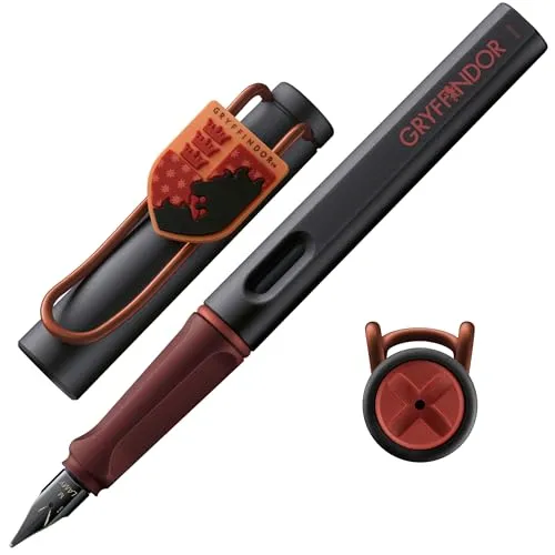 Lamy safari Harry Potter Gryffindor™ Füller – Special Edition für wahre Gryffindor-Fans - Füller für Schule und Büro, mit kunstvollem Gryffindor-Wappen und ergonomischem Griff für ermüdungsfreies Schreiben. Inkl. blauer Tintenpatrone T10.