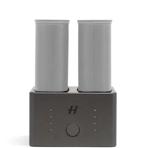 HASSELBLAD Akkulade-Hub mit zwei Steckplätzen - Zubehör für Blitzgeräte, bietet gleichzeitig Platz für zwei Akkus und sorgt für effizientes Laden, ideal für Fotografen unterwegs.
