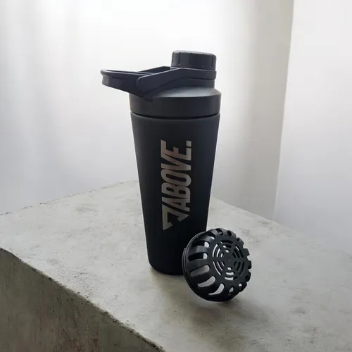 ABOVE. Protein Shaker Edelstahl 750ml – BPA-frei & isolierend - Shaker für Eiweiß- & Sportgetränke, hält Getränke bis zu 12 Stunden kalt oder heiß und ist 100% auslaufsicher – ideal für cremige Shakes und einfache Reinigung.