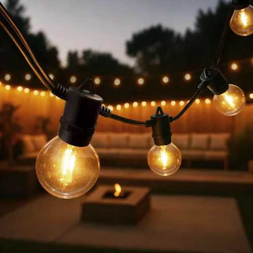 45m LED Lichterkette G40 - Warmweiß - 12V - Verknüpfbar - IP54 - Diese 45m lange LED Lichterkette in warmweiß (2200K) sorgt für gemütliche Atmosphäre in Garten und Balkon. Mit 75 energieeffizienten E12 LEDs und spritzwassergeschütztem Design ideal für Innen- und Außeneinsatz.