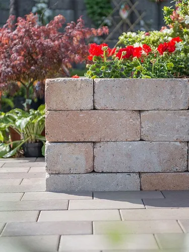 Mauerstein iBrixx Ambiente Grande 42 cm x 21 cm x 14 cm - Robuste Rasenkante in Gelb aus hochwertigem Beton, ideal für kreative Gartenprojekte und zur Gestaltung von Beeten.