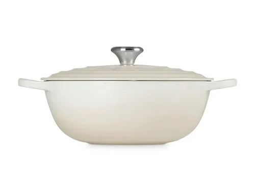 LE CREUSET Bräter La Marmite Signature rund 28 cm Meringue - Der 28 cm große Bräter aus emailliertem Gusseisen bietet hervorragende Wärmeverteilung und ist ideal für Schmoren und Garen. Sein elegantes Design macht ihn zum Blickfang in jeder Küche. Für alle Herdarten und den Ofen geeignet.