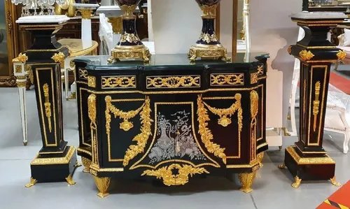 Casa Padrino Luxus Barock Möbel Set - 1 Barock Kommode und 2 Barock Säulen - Elegante Barock Kommode mit 2 passenden Säulen, perfekt für stilvolle Einrichtungen und ein luxuriöses Ambiente.