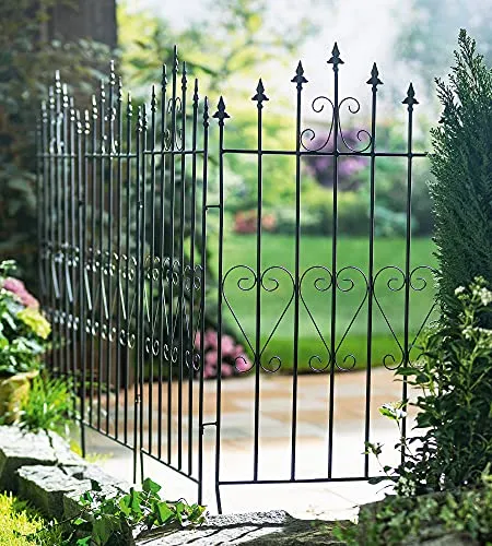 Dekozaun Lilie 4er Set - Vintage Metallzaun für den Garten - Dekorative Zäune: 4er Set aus erweiterbarem, schwarz lackiertem Metall mit klassischem Design. Jedes Element misst ca. 53 x 111 cm und kann durch ein praktisches Stecksystem kombiniert werden.