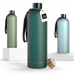 LARS NYSØM Trinkflasche 1,5l - Ultraleichte, auslaufsichere Sportflasche mit 2 Deckeln (Green - Gold) - Die stylische LARS NYSØM Trinkflasche aus Tritan ist leicht, bruchsicher und ideal für Sport, Büro und Yoga. Mit praktischem Design und Trinkerinnerung für optimale Hydration.