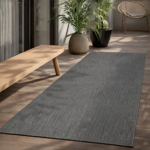 the carpet Mistra – Wetterfester Outdoor Teppich, 80 x 200 cm, Anthrazit - Wetterfester Outdoor Teppich für Balkon, Terrasse und Garten. UV-beständig, pflegeleicht, schmutzabweisend und ideal für ganzjährigen Einsatz. Modernes Design für stilvolle Akzente in Innen- und Außenbereichen.