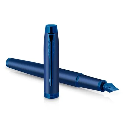 Parker IM Monochrome Füller in Blau - Eleganter Füllfederhalter mit stilvollem Monochrome Design, ideal für den täglichen Einsatz. Die robuste Edelstahlfeder in mittlerer Breite sorgt für ein angenehmes Schreiberlebnis. Geliefert in einer edlen Geschenkbox.