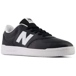 New Balance BB80 Sneaker - Schwarz, Größe 44,5 EU - Sportliche Sneaker inspiriert vom New Balance 550, aus hochwertigem Leder mit leicht profiliertem Gummisohle für optimalen Komfort und Stil.