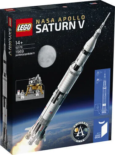 LEGO 92176 NASA Apollo Saturn V - Bausatz für Raumfahrt-Enthusiasten - LEGO (R) Komplette Sets & Packs, 1969 Teile, detailgetreue Nachbildung der Saturn V-Rakete für ein authentisches Bau-Erlebnis.