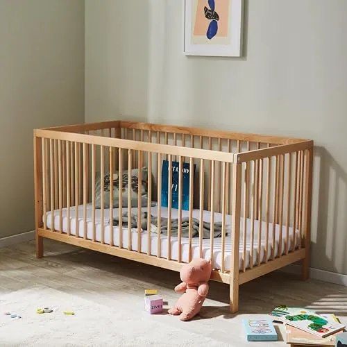 Höhenverstellbares Babybett 70x140 aus Buchenholz - Praktisches Gitterbett mit herausnehmbaren Sprossen, ideal für Babys bis 6 Jahre. Made in Europe, sicher und stabil mit optionaler Matratze.