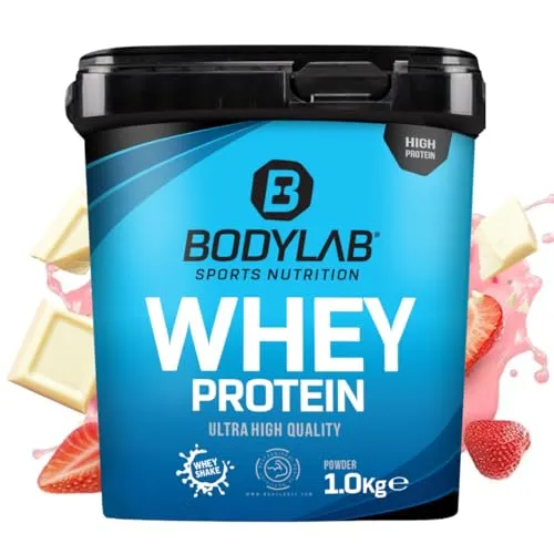 Bodylab24 Whey Protein Pulver mit Erdbeer & weißen Chocolate Chunks, 1kg - Molkenprotein in PREMIUM QUALITÄT mit bis zu 80% Eiweiß. Ideal nach dem Training für schnellen Muskelaufbau und perfekte Löslichkeit in Milch oder Wasser.
