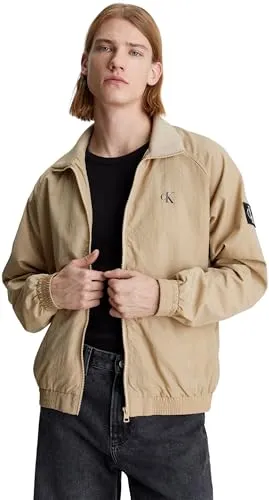 Calvin Klein Jeans Outdoorjacke UNPADDED HARRINGTON mit Logo-Badge - Funktionsjacke in Travertine, ideal für lässige Outfits und ausgestattet mit praktischen Eingrifftaschen und einem stilvollen Calvin Klein Logo-Badge.