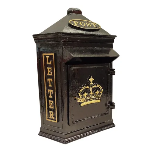 Retro Crown Post Box Briefkasten aus Metall – Schwarz - Eleganter Briefkasten aus robustem Metall in Schwarz, ideal für jeden Eingangsbereich. Mit goldenen Akzenten und kompakten Maßen von 35 x 16 x 19 cm.