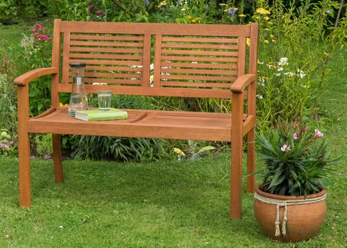 Merxx Cordoba Bank 2-sitzig aus FSC® Eukalyptusholz - Gartenbank mit ergonomisch geformten Sitz- und Rückenflächen, gefertigt aus geöltem Eukalyptusholz für lange Haltbarkeit und galvanisierten Stahlschrauben.