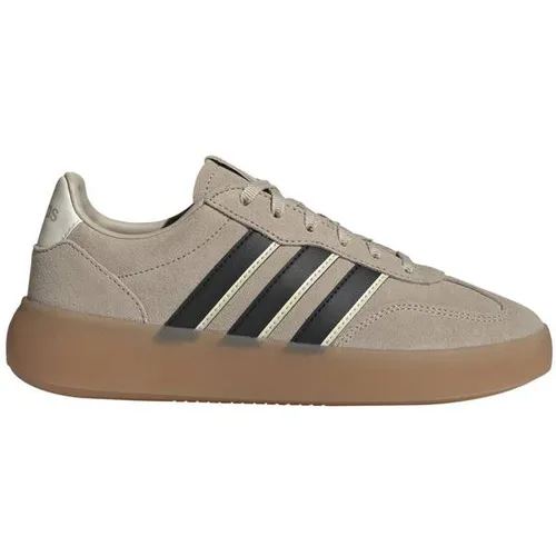 ADIDAS Damen Freizeitschuhe BARREDA DECODE - Stylische Freizeitschuhe im klassischen Terrace-Design. Hochwertiges Wildleder und Leder sorgen für Komfort und eine coole Silhouette. Die strapazierfähige Gummiaußensohle bietet Stabilität und Grip – ideal für deinen Streetwear-Look.