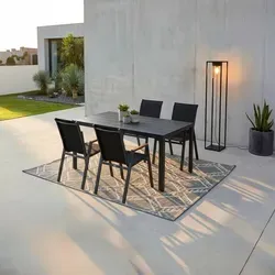 greemotion Garten-Essgruppe Merida 5-teilig - Modernes Gartenmöbel-Set in Anthrazit, ideal für Terrasse oder Balkon. Robuster Tisch mit pflegeleichter Polywood-Oberfläche und 4 stapelbaren Stühlen für hohen Komfort und platzsparende Lagerung.