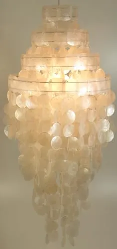 Muschelleuchte aus Capiz - Deckenlampe - Lampen Kategorie: Deckenleuchte, hergestellt aus hunderten fair gehandelten Muschelscheiben, ideal für ein gemütliches Wohnzimmer mit Ethno- und Retro-Stil.