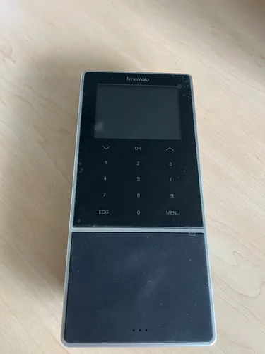 TimeMoto Zeiterfassung TM-818 SC 125-0635 - Diverse Zeiterfassungslösung für bis zu 2.000 Benutzer mit RFID/PIN-Erkennung, 3,5" Display und umfangreichen Cloud-Funktionen zur Arbeitszeitplanung.