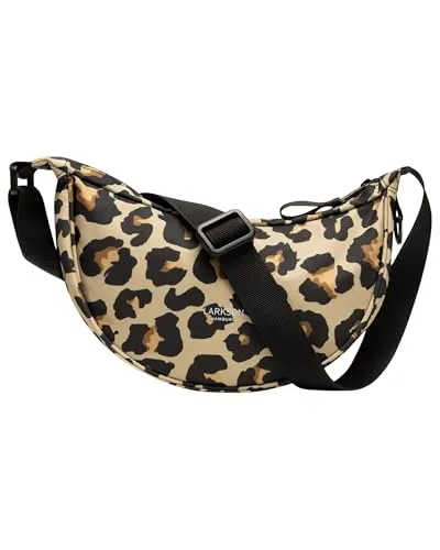 LARKSON Solveig Small Crossbody Bag in Beige Leo - Wasserabweisende Umhängetasche im Halbmond Design - Stylische Crossbody Bag im modernen Halbmond-Design. Mit verstellbarem Schultergurt für individuellen Tragekomfort und praktischen Fächern für optimale Organisation. Ideal für Fashion-Liebhaber, die Funktionalität und Stil schätzen.