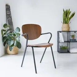 Tikamoon Esszimmerstuhl aus schwarzem Metall und Walnussba Ada - Eleganter Esszimmerstuhl aus schwarzem Metall und Walnussbaum. Mit seinem leichten Design und den harmonischen Proportionen ist er sowohl stilvoll als auch bequem – ideal für jeden Essbereich!