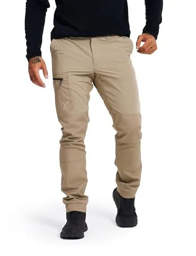RevolutionRace Rambler Lightweight Pants Herren - Robuste Wanderhose in Khaki - Leichte und atmungsaktive Wanderhose für warme Temperaturen. Mit Vier-Wege-Stretch für optimale Bewegungsfreiheit und schnelltrocknendem Material. Praktische Taschen für Wertsachen und elastische Bündchen für einen perfekten Sitz.