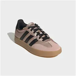 adidas BARREDA Sneaker in Sandy Pink Metallic - Sportlicher Sneaker mit inspirierendem Design vom adidas Handball Spezial. Fällt klein aus, bitte 1,5 Größen größer bestellen. Ideal für Laufen und Freizeit.