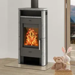 Fireplace Elite Budapest Kaminofen Speckstein - Eleganter Kaminofen mit 6 kW Leistung und einzigartiger Natursteinverkleidung. Die integrierte Scheibenspülung sorgt für klare Sicht auf das Feuer, während das Warmhaltefach Getränke und Speisen lange warm hält.