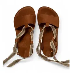 El Naturalista Sandalen N5685 Satya für Damen - Braun (41) - Bequeme Ledersandalen mit Schnürsenkel und flachem Absatz. Ideal für den Frühling/Sommer, bieten sie dank der Zero Drop-Technologie optimalen Komfort für jeden Tag.