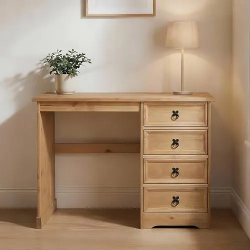 CARO-Möbel Schreibtisch SALSA - Kinderschreibtisch aus massivem Kiefer, 4 Schubladen bieten viel Stauraum und die robuste Bauweise ist ideal für kreative Kinderzimmer.
